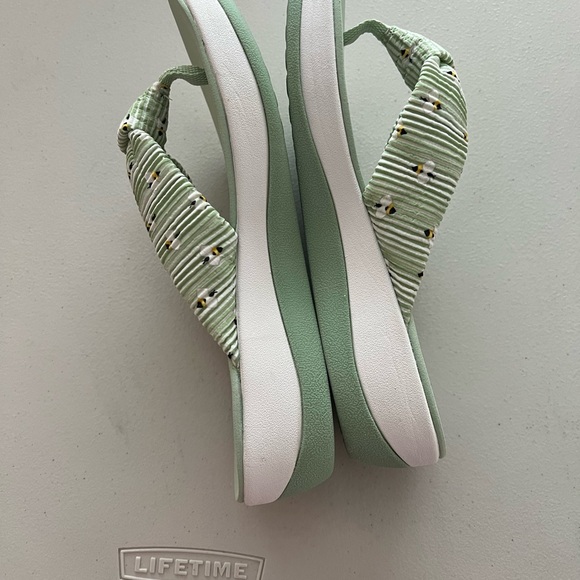 Clark size 8 green bumblebee sandals - Picture 4 of 6